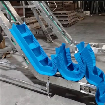 Blue PP chain board inclined conveyor